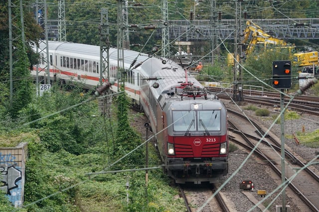 Ein Eurocity auf der Fahrt. (Symbolbild)