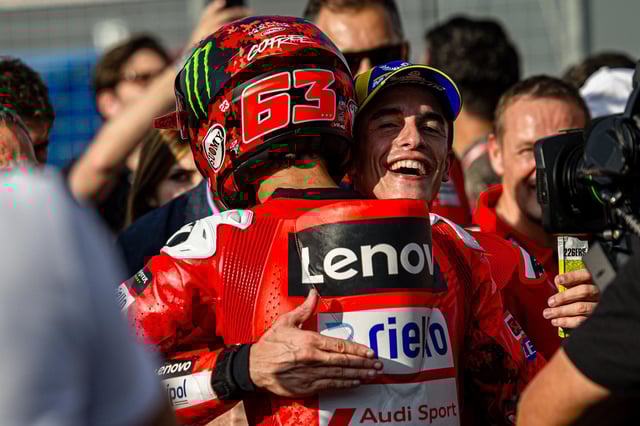 Marc Márquez (Ducati) ha sido el primero, hoy, en felicitar a 'Pecco' Bagnaia por su victoria en Motegi.