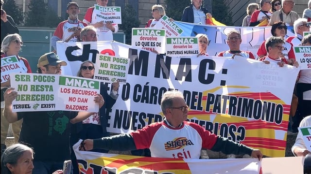La concentración ha pedido el cumplimiento de la sentencia del Tribunal Supremo, que exige al MNAC la restitución de las pinturas murales al Monasterio de Sijena de donde se extrajeron