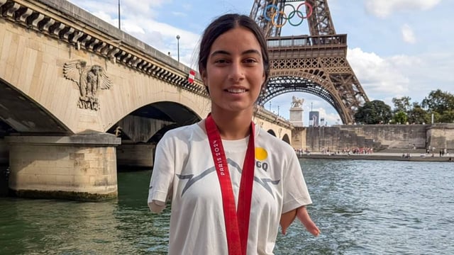 India's para archer Sheetal Devi poses for a picture with her Paris Paralympics 2024 bronze medal | Image: ANI