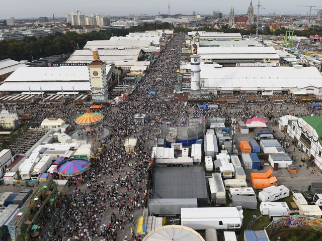 Unzählige Besucher der Wiesn sind vom Riesenrad aus zu sehen. (Archivbild)