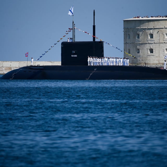 Das U-Boot "Noworossijsk" während einer Militärparade vor der von Russland besetzten ukrainischen Halbinsel Krim.