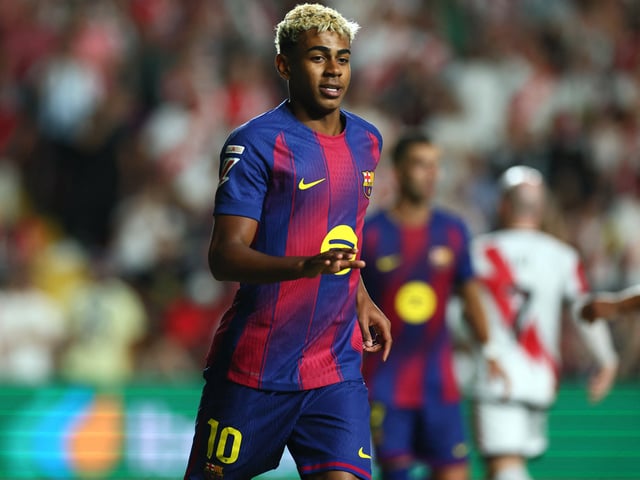 Soccer Football - LaLiga - Rayo Vallecano v FC Barcelona - Campo de Futbol de Vallecas, Madrid, Spain - August 31, 2025 FC Barcelona's Lamine Yamal celebrates scoring their first goal REUTERS/Isabel Infantes/File Photo