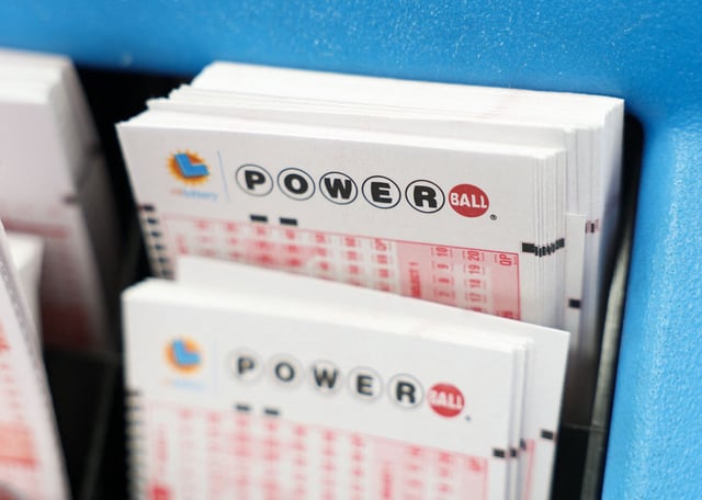 Conoce los números ganadores del Powerball EN VIVO HOY 27 de septiembre y descubre si se llevó el premio mayor de 145 millones de dólares. (Foto: Patrick T. Fallon / AFP)