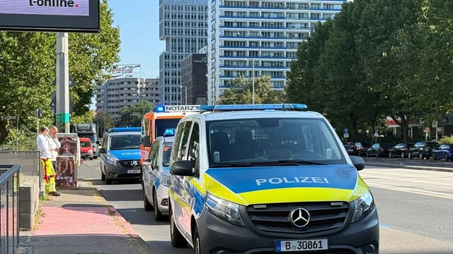 Einsatz für die Polizei am Samstagmittag in der Leipziger Straße in Berlin-Mitte.