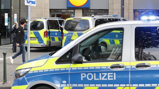 Eine Frau hat in einer Düsseldorfer Bücherei zwei Menschen mit einem Messer verletzt.