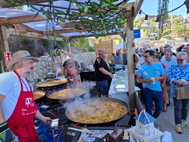 Pasas, cocas, embutidos y todos los sabores de la Marina en la barra infinita del D*na de Dénia (imágenes)