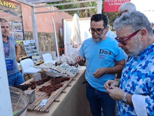Pasas, cocas, embutidos y todos los sabores de la Marina en la barra infinita del D*na de Dénia (imágenes)