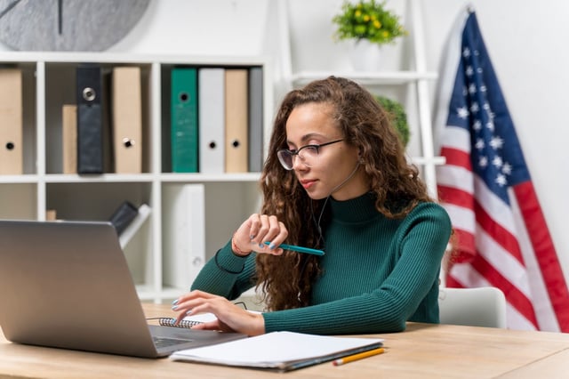 Los solicitantes de la ciudadanía americana que tengan 65 años o más y posean más de 20 años como residentes permanentes pueden estudiar únicamente 20 preguntas para el examen de civismo