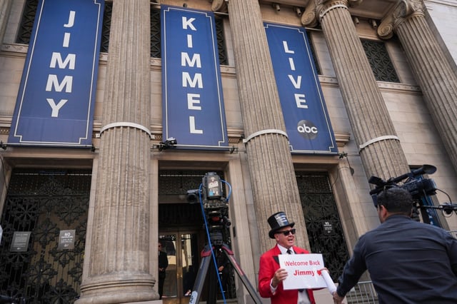 Gregg Donovan holds a sign that says “Welcome Back Jimmy” in front of the Jimmy Kimmel Live studio on Hollywood Blvd., on Tuesday, Sept. 23, 2025, in Los Angeles. (AP Photo/Chris Pizzello)