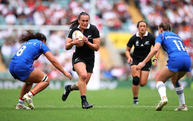 Rugby Union - Women's World Cup 2025 - Bronze Final - New Zealand v France - Allianz Stadium, Twickenham, London, Britain - September 27, 2025 New Zealand's Portia Woodman-Wickliffe in action with France's Teani Feleu and Marine Menager Action Images via Reuters/Andrew Boyers