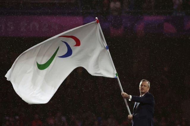 Le drapeau paralympique porté par le président du Comité international (IPC) Andrew Parsons, lors de la cérémonie des Jeux de Paris, le 8 septembre 2024