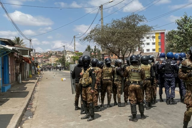 Des membres des forces de sécurité en position lors d'une manifestation contre les pannes répétées d'eau et d'électricité à Antananarivo, le 27 septembre 2025 à Madagascar