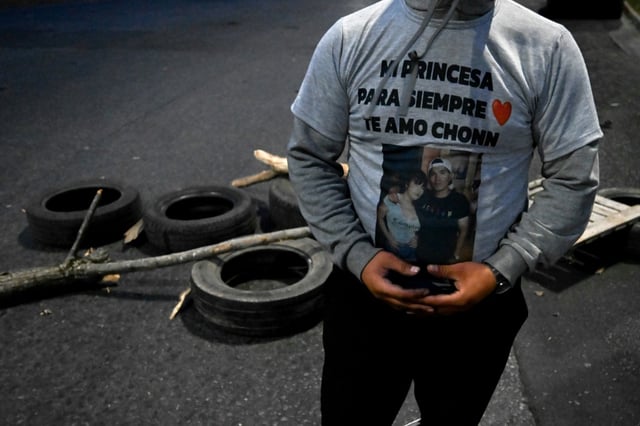 Un homme porte un t-shirt avec la photo de l'une des trois jeunes femmes assassinées, à La Tablada, dans la banlieue de Buenos Aires, le 26 septembre 2025 en Argentine