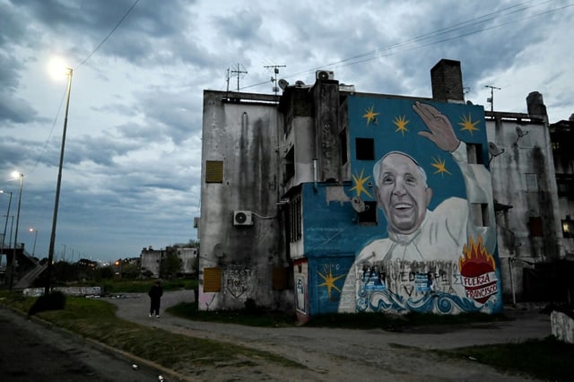 Une fresque du pape François dans le quartier de La Tablada, où vivaient Branda del Castillo, Morena Verdi et Lara Gutierrez, dans la banlieue de Buenos Aires, le 26 septembre 2025 en Argentine