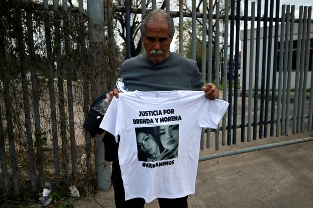 Antonio del Castillo, grand-père de Brenda del Castillo et de Morena Verdi, tient un t-shirt avec leur photo exigeant justice pour leur meurtre à La Tablada, dans la banlieue de Buenos Aires, le 26 septembre 2025 en Argentine