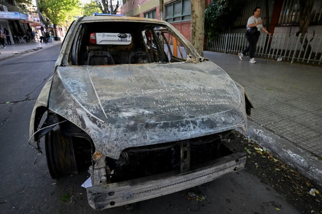 La voiture incendiée qui aurait transporté Brenda del Castillo, Morena Verdi et Lara Gutierrez devant un commissariat de police à La Tablada, dans la banlieue de Buenos Aires, le 26 septembre 2025 en Argentine