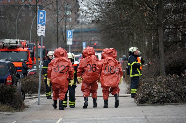 Feuerwehrleute in speziellen Schutzanzügen. (Symbolfoto)