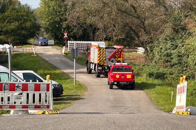Der Kampfmittelräumdienst ist am Samstag am Moorburger Elbdeich im Einsatz.