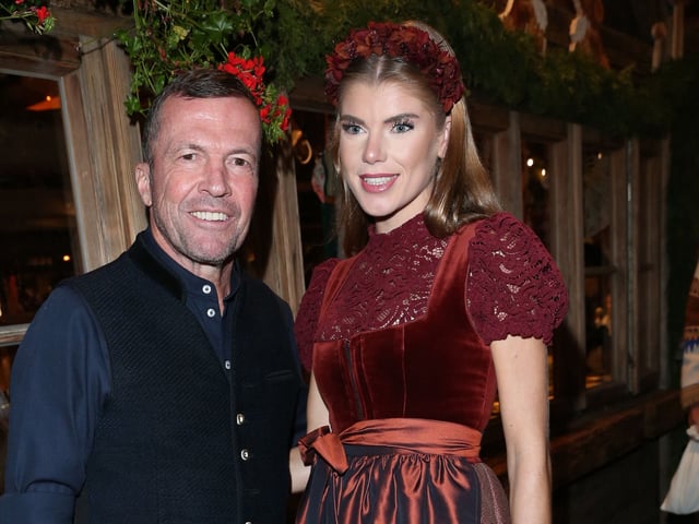Lothar Matthäus (64) und Theresa Sommer (26) verliebt im Wiesn-Zelt.