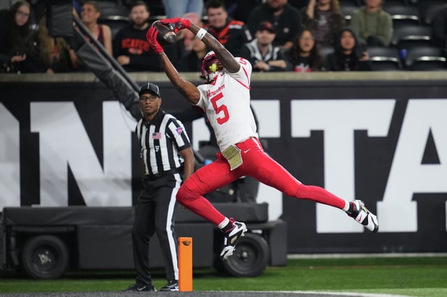 Stephon Johnson #5 of the Houston Cougars catches a pass for a touchdown during the second half against the Oregon State Beavers at Reser Stadium on September 26, 2025 in Corvallis, Oregon. (Photo by Soobum Im/Getty Images)