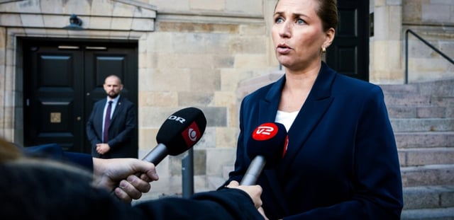 La Première ministre danoise, Mette Frederiksen fait une déclaration à la presse après un survol de drones à l'aéroport de Copenhague, le 23 septembre 2025 à Copenhague