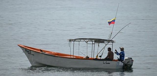 Des pêcheurs en bateau près de Caraballeda, dans l'État de La Guaira, au Venezuela, le 24 septembre 2025