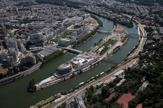D’après la radio publique France Info, les gendarmes de l’OCLCH ont perquisitionné du 23 au 25 septembre 2025 les bureaux de l’association SOS chrétiens d’Orient située à Boulogne-Billancourt, dans les Hauts-de-Seine.