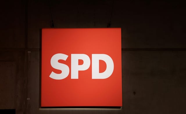Die bayerische SPD hat wieder eine Doppelspitze. Bei einem Parteitag in Landshut wurde der Münchner Bundestagsabgeordnete Sebastian Roloff zum Kovorsitzenden gewählt. Er führt die Partei künftig gemeinsam mit Ronja Endres, die im Amt bestätigt wurde.