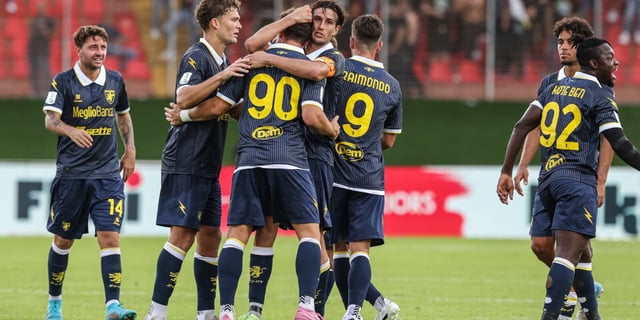 Cesena-Palermo pari e il Frosinone ne approfitta: manita e primo posto. Crollo Spezia