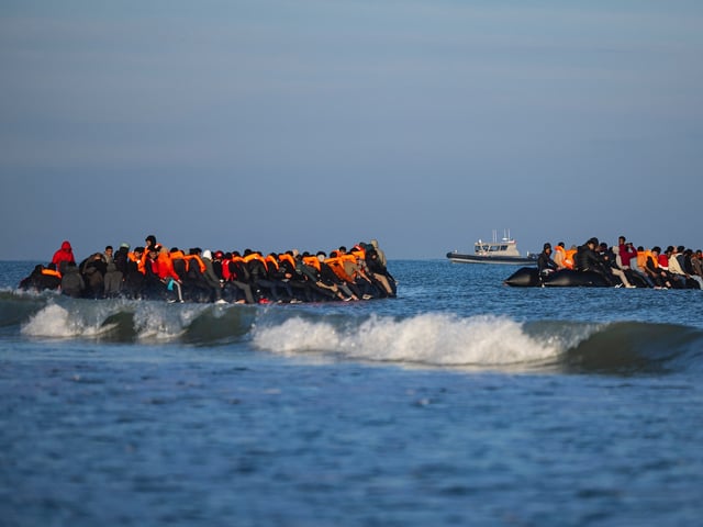 Migrants try to board smugglers' boats in an attempt to cross the English Channel off the beach of Gravelines, northern France on September 27, 2025. Two women died overnight while trying to cross the Channel to Britain, French authorities said Saturday, adding that some 60 others had been rescued. (Photo by Sameer Al-DOUMY / AFP) (Photo by SAMEER AL-DOUMY/AFP via Getty Images)