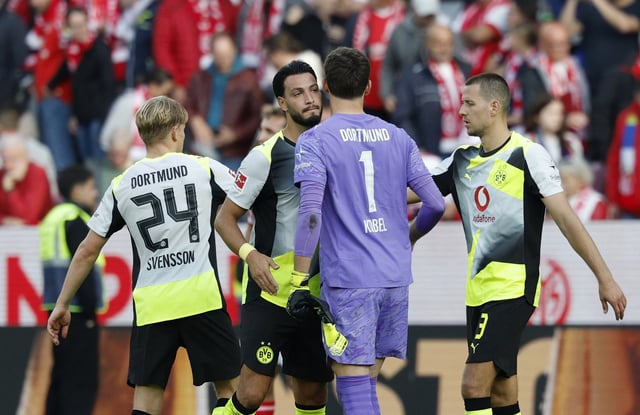 Soccer Football - Bundesliga - 1. FSV Mainz 05 v Borussia Dortmund - MEWA Arena, Mainz, Germany - September 27, 2025 Borussia Dortmund's Daniel Svensson, Ramy Bensebaini, Gregor Kobel and Waldemar Anton celebrate after the match REUTERS/Heiko Becker
