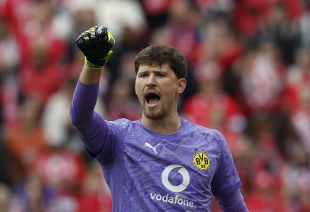 Soccer Football - Bundesliga - 1. FSV Mainz 05 v Borussia Dortmund - MEWA Arena, Mainz, Germany - September 27, 2025 Borussia Dortmund's Gregor Kobel reacts REUTERS/Heiko Becker
