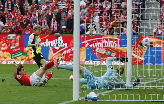 Soccer Football - Bundesliga - 1. FSV Mainz 05 v Borussia Dortmund - MEWA Arena, Mainz, Germany - September 27, 2025 Borussia Dortmund's Daniel Svensson scores their first goal REUTERS/Heiko Becker