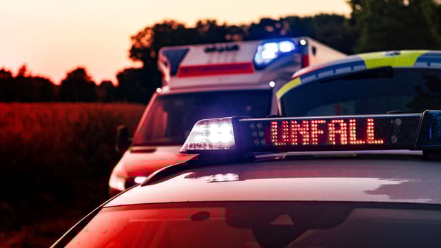 Crash auf B269: Pkw-Fahrer (33) schwer verletzt nach Kollision mit Lkw.
