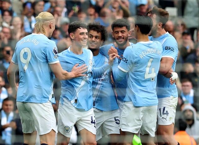 Soccer Football - Premier League - Manchester City v Burnley - Etihad Stadium, Manchester, Britain - September 27, 2025 Manchester City's Erling Haaland, Phil Foden and Oscar Bobb celebrate their third goal, an own goal scored by Burnley's Maxime Esteve REUTERS/Hannah Mckay