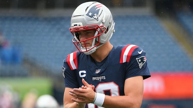 Sep 7, 2025; Foxborough, Massachusetts, USA; New England Patriots quarterback Drake Maye (10) practices before the game against the Las Vegas Raiders at Gillette Stadium. Mandatory Credit: Bob DeChiara-Imagn Images