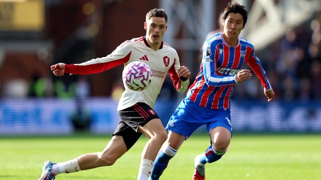 Florian Wirtz von Liverpool im Zweikampf mit Crystal Palace-Spieler Daichi Kamada