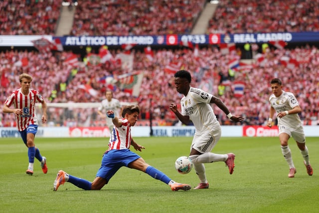 Soccer Football - LaLiga - Atletico Madrid v Real Madrid - Riyadh Air Metropolitano, Madrid, Spain - September 27, 2025 Real Madrid's Vinicius Junior in action with Atletico Madrid's Giuliano Simeone REUTERS/Violeta Santos Moura