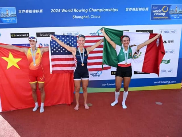 Kenia Lechuga (d) cosechó medalla de bronce, al ser superada por la estadounidense Michelle Sechser (c) y la china Pan Dandan (i) en la final de scull ligero individual.