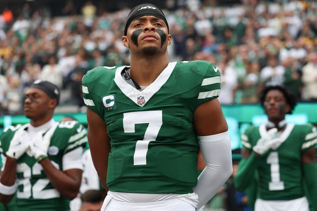 EAST RUTHERFORD, NEW JERSEY - SEPTEMBER 7: Justin Fields #7 of the New York Jets stands during the singing of the National Anthem prior to an NFL game against the Pittsburgh Steelers at MetLife Stadium on September 7, 2025 in East Rutherford, New Jersey. (Photo by Kara Durrette/Getty Images)