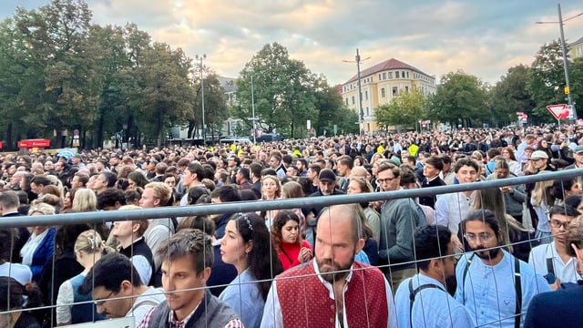 Die Theresienwiese ist überfüllt - zahlreiche Menschen warten vor den Eingängen