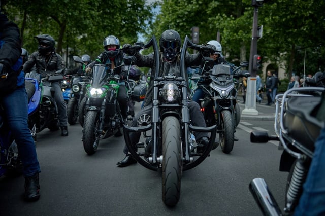 Des motards manifestent à Paris contre les zones à faibles émissions (ZFE), le 17 mai 2025