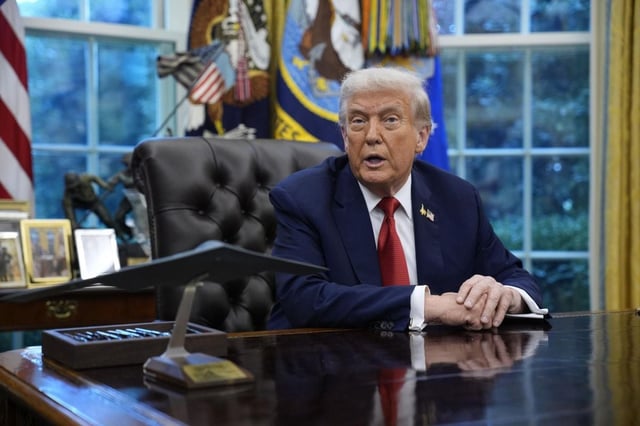 El presidente de Estados Unidos, Donald Trump, pronuncia unas palabras en el Despacho Oval de la Casa Blanca en Washington, DC, EE. UU., el 25 de septiembre de 2025. Foto: EFE/EPA/YURI GRIPAS / POOL