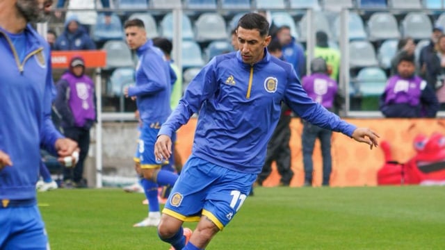 Ángel Di María, durante los movimientos previos al partido en la cancha de Gimnasia. 