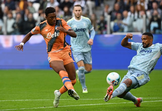 Soccer Football - Serie A -  Juventus v Atalanta - Allianz Stadium, Turin, Italy - September 27, 2025 Atalanta's Honest Ahanor in action with Juventus' Bremer REUTERS/Jennifer Lorenzini