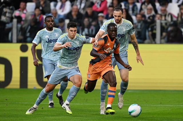 Soccer Football - Serie A -  Juventus v Atalanta - Allianz Stadium, Turin, Italy - September 27, 2025 Atalanta's Kamaldeen Sulemana in action with Juventus' Vasilije Adzic REUTERS/Jennifer Lorenzini