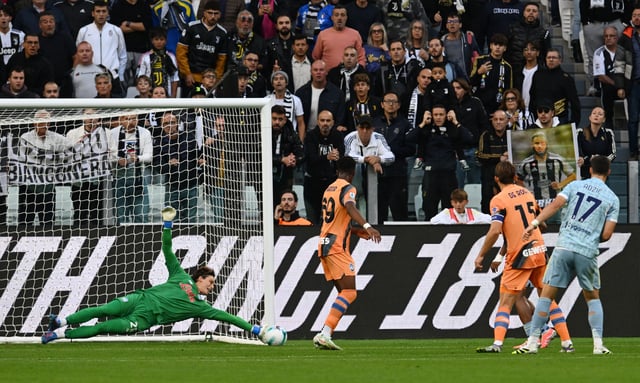 Soccer Football - Serie A -  Juventus v Atalanta - Allianz Stadium, Turin, Italy - September 27, 2025 Atalanta's Marco Carnesecchi in action as he makes a save REUTERS/Jennifer Lorenzini