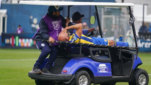 El defensor de Central, Carlos Quintana, deja la cancha de Gimnasia con evidentes signos de dolor. 