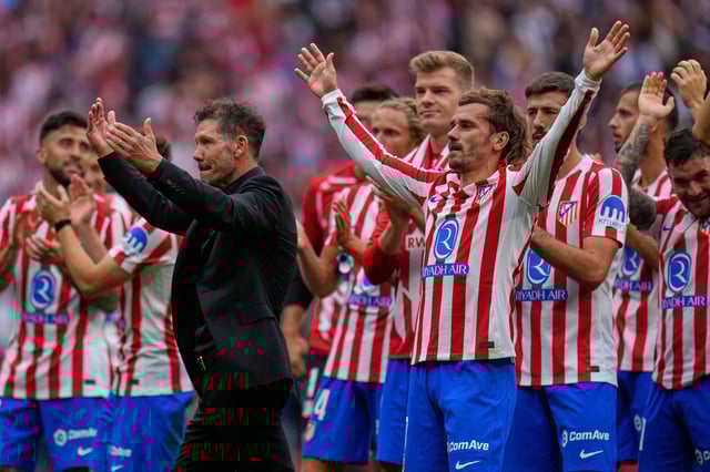 Diego Simeone y los jugadores del Atlético de Madrid le agradecen a los aficionados en el Estadio Metropolitano tras golear al real Madrid en la Jornada 7 de LaLiga. (Foto: AP)
